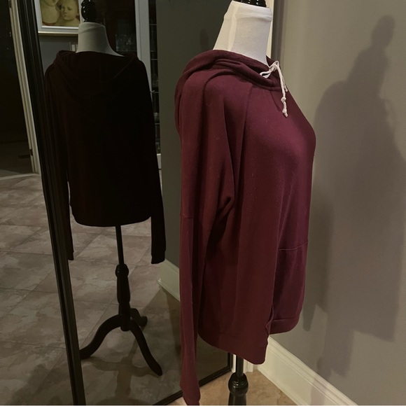 Brandy Melville~Lightweight Top with Hood-One Size~Burgundy - Picture 4 of 9